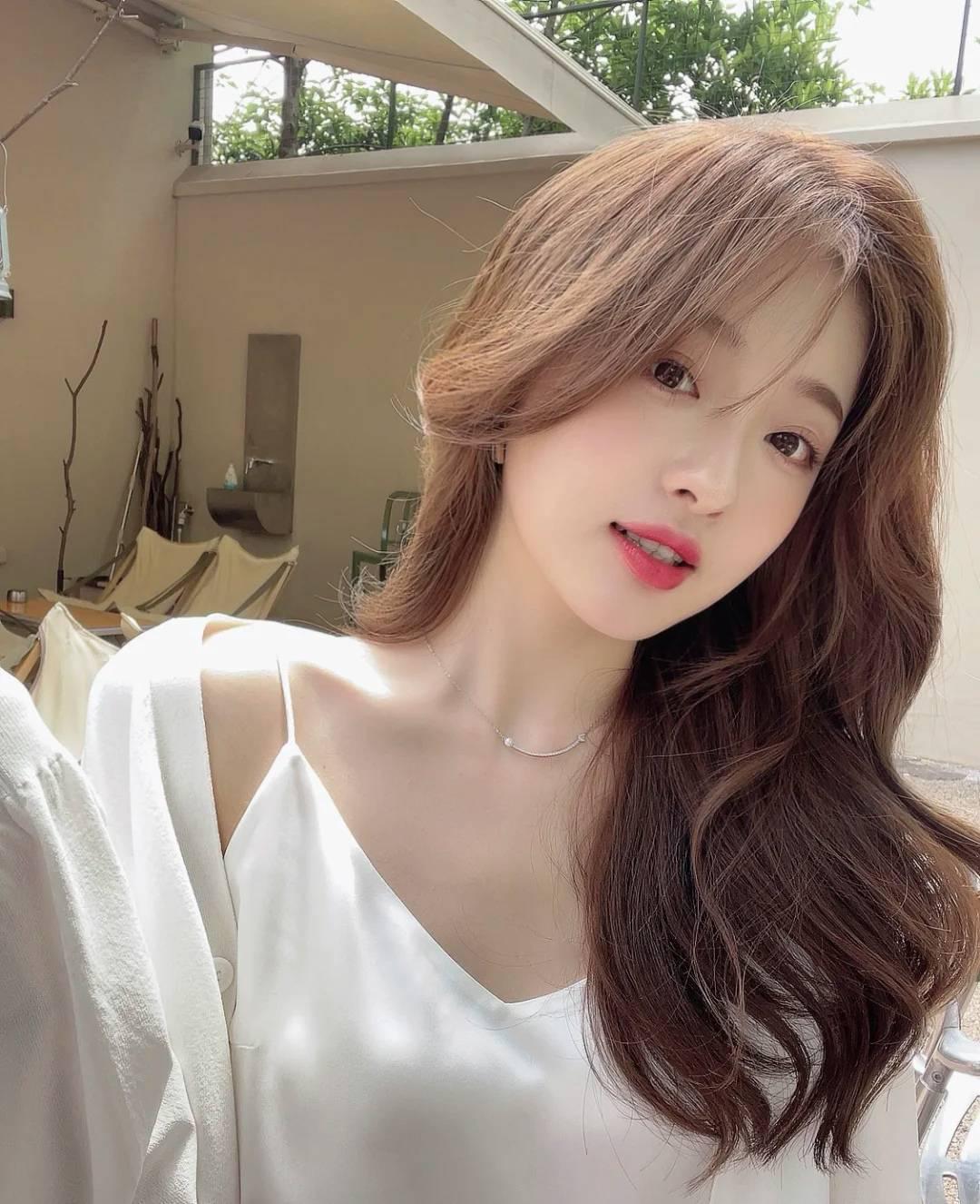 青春纯妹，年轻水灵灵，让你一次性爱个